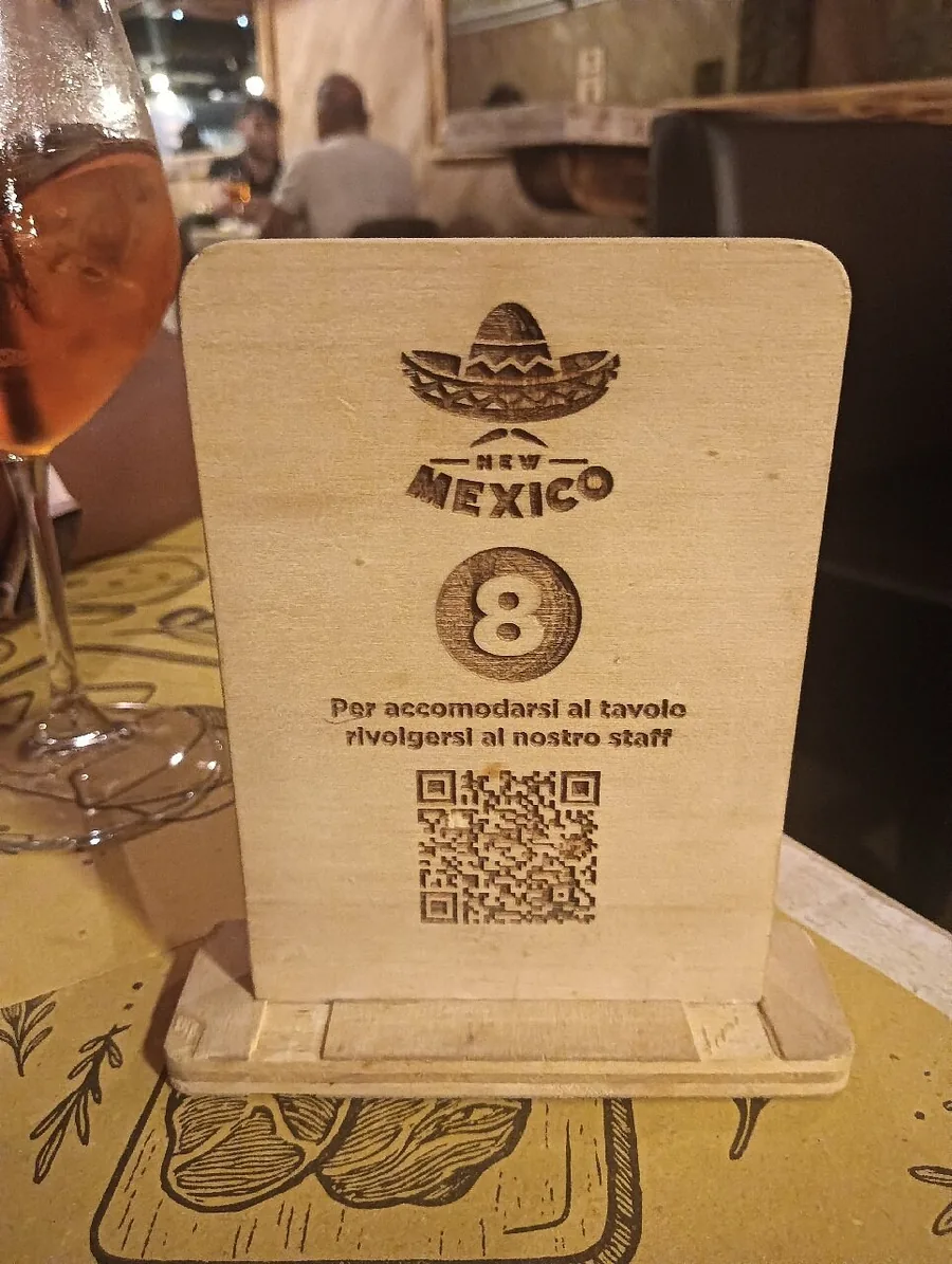 Segnaposto in legno inciso con il logo del locale