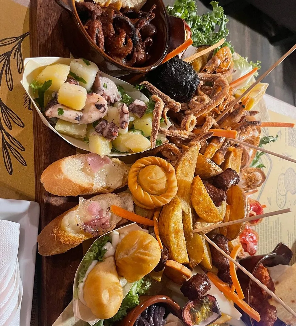 Tagliere di mare con polpo, calamari fritti, gamberi e crostini