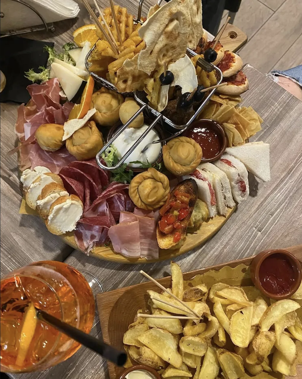 Tagliere di terra con salumi, formaggi, sfoglie ripiene e patatine